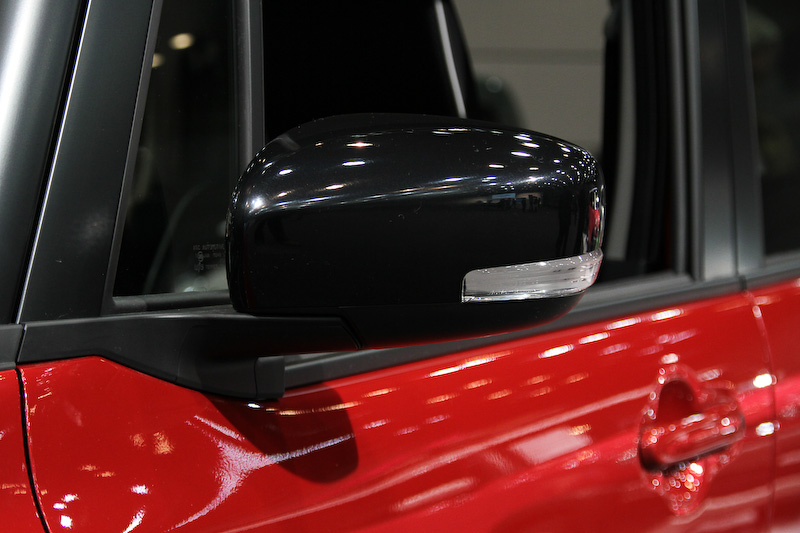 フェニックスレッドパールにブラックルーフを組み合わせた2トーンカラー車。直列3気筒DOHC 0.66リッター ターボエンジンを搭載し、最高出力47kW(64PS)/6000rpm、最大トルク95Nm(9.7kgm)/3000rpmを発生。ターボ車のJC08モード燃費は2WD車が26.8km/L（4WDは25.0km/L）