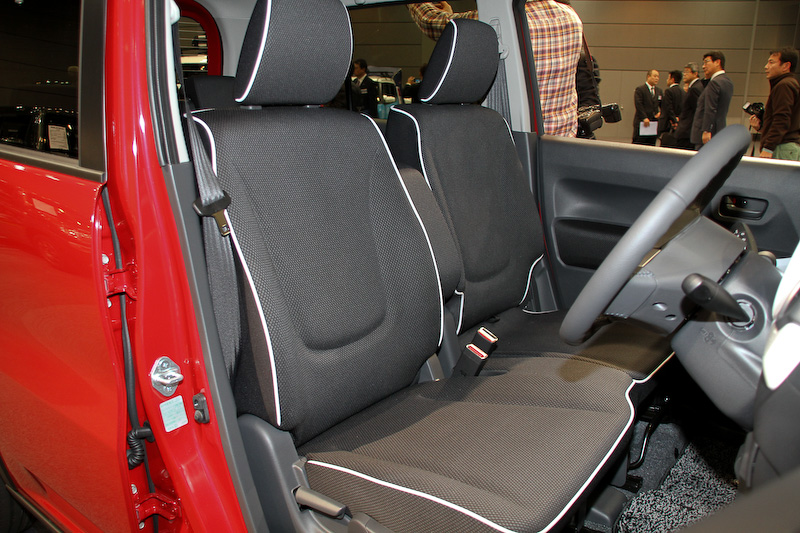 フェニックスレッドパールにブラックルーフを組み合わせた2トーンカラー車。直列3気筒DOHC 0.66リッター ターボエンジンを搭載し、最高出力47kW(64PS)/6000rpm、最大トルク95Nm(9.7kgm)/3000rpmを発生。ターボ車のJC08モード燃費は2WD車が26.8km/L（4WDは25.0km/L）