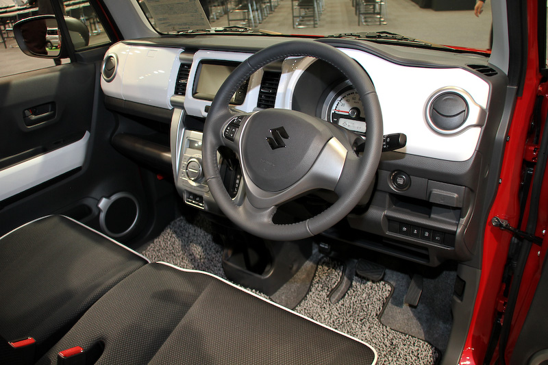 フェニックスレッドパールにブラックルーフを組み合わせた2トーンカラー車。直列3気筒DOHC 0.66リッター ターボエンジンを搭載し、最高出力47kW(64PS)/6000rpm、最大トルク95Nm(9.7kgm)/3000rpmを発生。ターボ車のJC08モード燃費は2WD車が26.8km/L（4WDは25.0km/L）