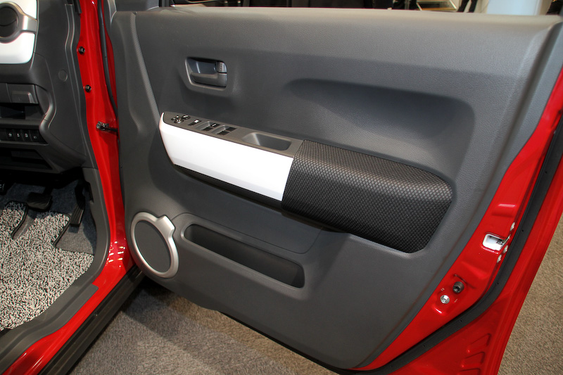 フェニックスレッドパールにブラックルーフを組み合わせた2トーンカラー車。直列3気筒DOHC 0.66リッター ターボエンジンを搭載し、最高出力47kW(64PS)/6000rpm、最大トルク95Nm(9.7kgm)/3000rpmを発生。ターボ車のJC08モード燃費は2WD車が26.8km/L（4WDは25.0km/L）