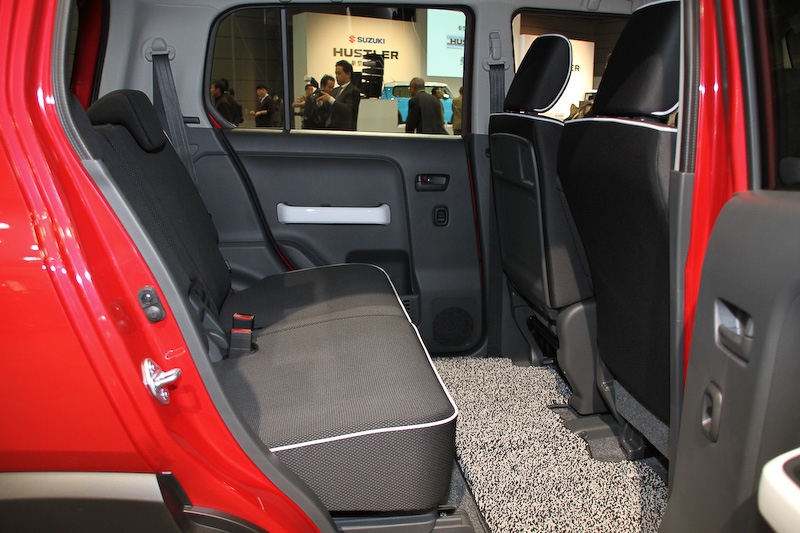 フェニックスレッドパールにブラックルーフを組み合わせた2トーンカラー車。直列3気筒DOHC 0.66リッター ターボエンジンを搭載し、最高出力47kW(64PS)/6000rpm、最大トルク95Nm(9.7kgm)/3000rpmを発生。ターボ車のJC08モード燃費は2WD車が26.8km/L（4WDは25.0km/L）