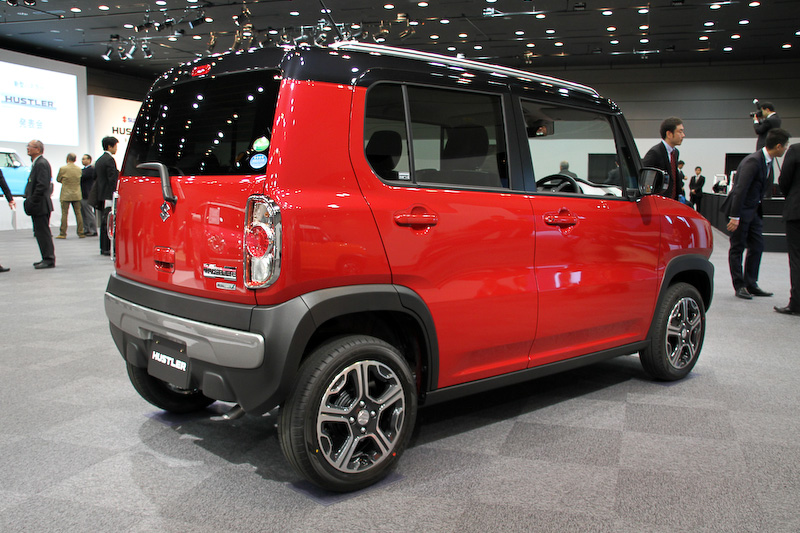 フェニックスレッドパールにブラックルーフを組み合わせた2トーンカラー車。直列3気筒DOHC 0.66リッター ターボエンジンを搭載し、最高出力47kW(64PS)/6000rpm、最大トルク95Nm(9.7kgm)/3000rpmを発生。ターボ車のJC08モード燃費は2WD車が26.8km/L（4WDは25.0km/L）