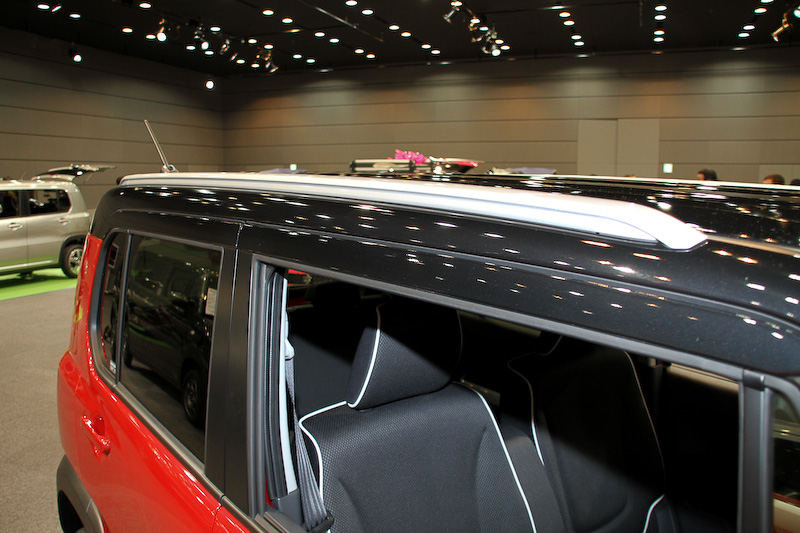 フェニックスレッドパールにブラックルーフを組み合わせた2トーンカラー車。直列3気筒DOHC 0.66リッター ターボエンジンを搭載し、最高出力47kW(64PS)/6000rpm、最大トルク95Nm(9.7kgm)/3000rpmを発生。ターボ車のJC08モード燃費は2WD車が26.8km/L（4WDは25.0km/L）