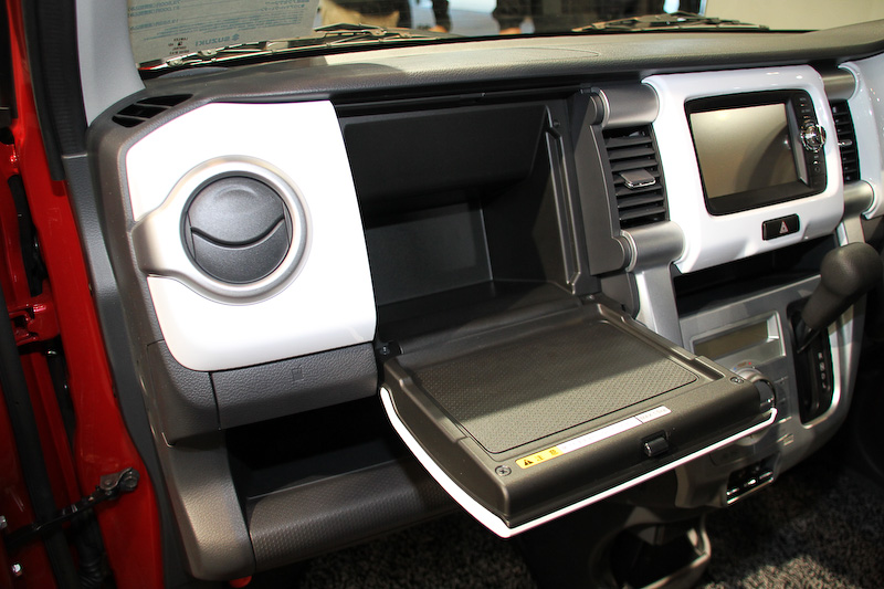 フェニックスレッドパールにブラックルーフを組み合わせた2トーンカラー車。直列3気筒DOHC 0.66リッター ターボエンジンを搭載し、最高出力47kW(64PS)/6000rpm、最大トルク95Nm(9.7kgm)/3000rpmを発生。ターボ車のJC08モード燃費は2WD車が26.8km/L（4WDは25.0km/L）