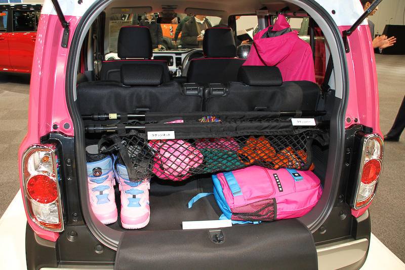 ハスラーではアウトドアシーンに合わせた5つのアクセサリーパッケージを用意。写真は「スキー＆スノーボードパッケージ」（6万3946円）で、ラゲッジマット（ソフトトレー）、マルチルーフバー（サイド）、ラゲッジネット、ラゲッジバーが備わり、さらにアクセサリーのベースキャリアやスキー＆スノーボードアタッチメントなども付いている