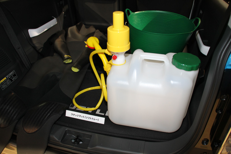 「キャンプパッケージ」（6万219円）はカーテン＆タープキット、ラゲッジマット（ソフトトレー）、ラゲッジネット、ユーティリティカラーリングフック×2をパッケージにしたもの