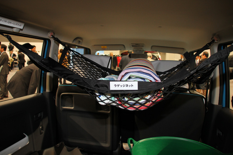 「キャンプパッケージ」（6万219円）はカーテン＆タープキット、ラゲッジマット（ソフトトレー）、ラゲッジネット、ユーティリティカラーリングフック×2をパッケージにしたもの