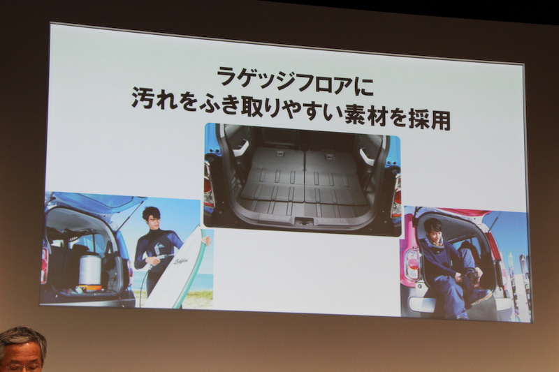 ラゲッジルームに汚れを拭き取りやすい素材を採用した