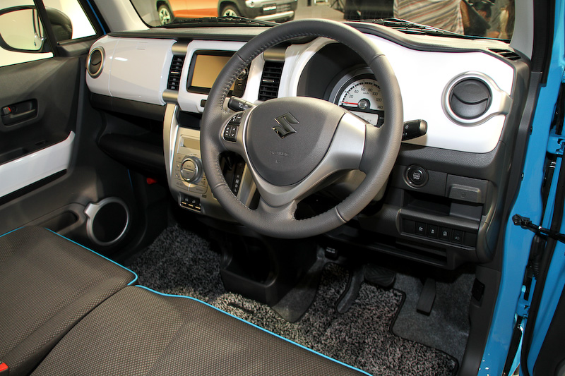 サマーブルーメタリックとホワイトルーフの2トーンカラー車。インパネはピュアホワイト、シートパイピングのカラーはブルー