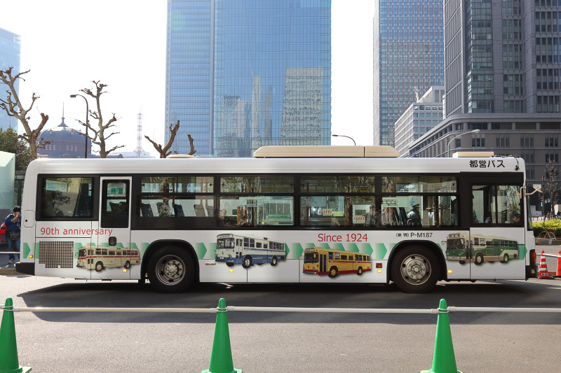 初代TT型フォードから1980年代モデルまでが描かれた90周年記念ラッピングバス