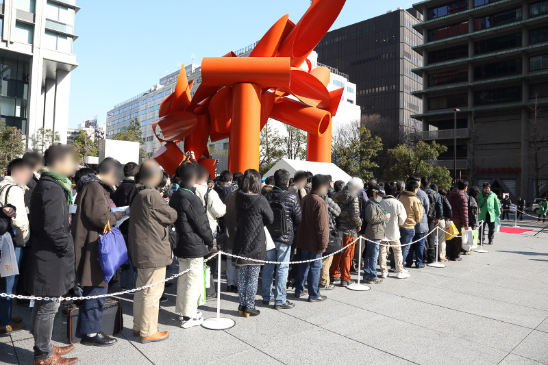特設会場での記念乗車券購入者から抽選で選ばれた人が記念運行バスに乗車できた