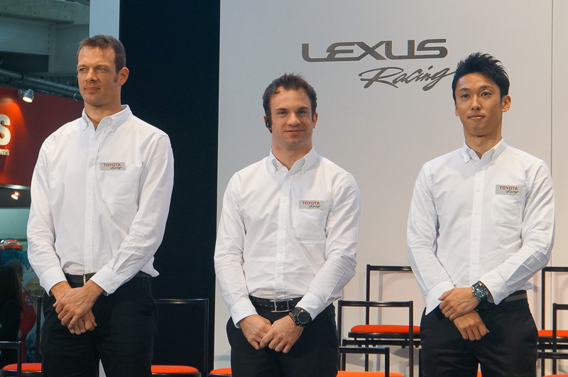 WECで7号車に乗り込むアレクサンダー・ブルツ選手（写真左。以後選手名は左側から紹介）、ニコラス・ラピエール選手、中嶋一貴選手