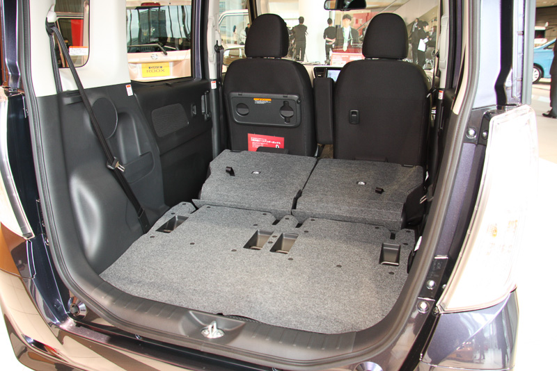 リヤシートは背もたれを前に倒したあと、座面と一緒に前方にダイブダウンするスタイル。左右別々に格納できる