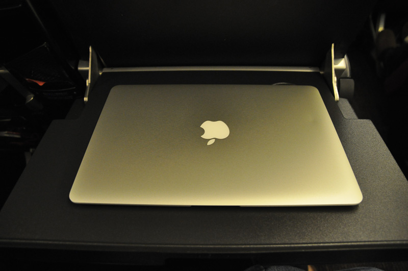 13インチMacBook Airをテーブルに乗せてみたところ。エコノミークラスよりも余裕があることが分かるだろう