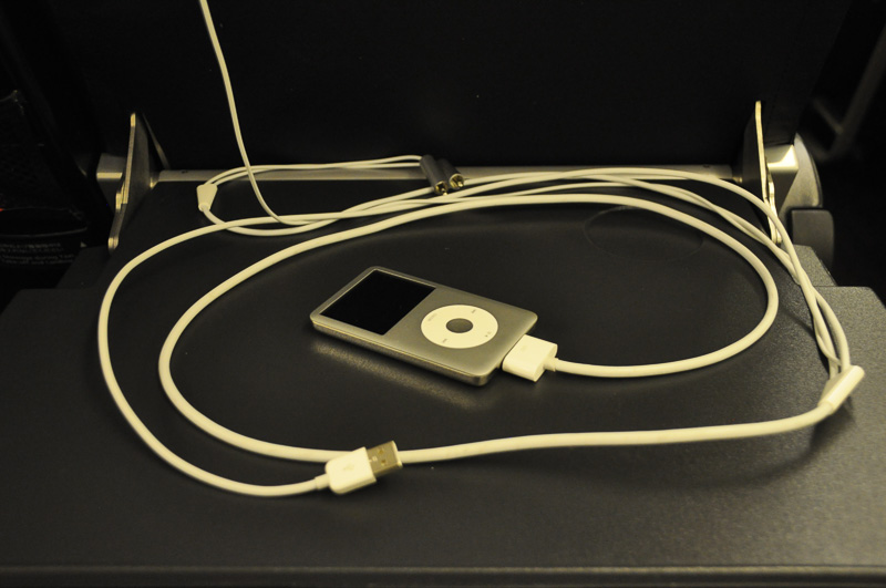 iPod classicを使ってビデオをMAGIC-Vの画面で見たところ。iPhone 5sなどではHDMI出力になっているため、このようなことはできない。IT機器の進化のスピードは速く、航空機会社の装備担当はいろいろ悩ましいところだろう