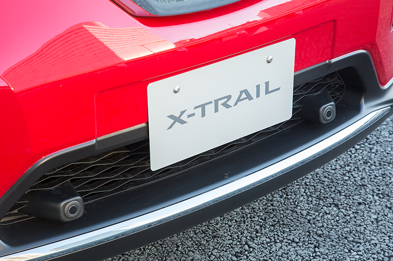 フロントバンパーのロアグリル内に踏み間違い衝突防止アシスト用センサーが備わる