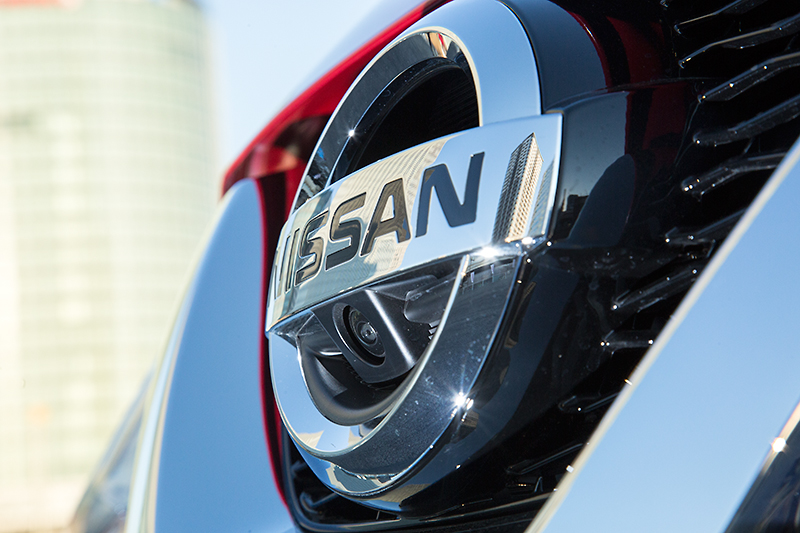 クルマの前後左右にカメラを装備。バックドアにはオプションの「リモコンオートバックドア」用センサーも設置