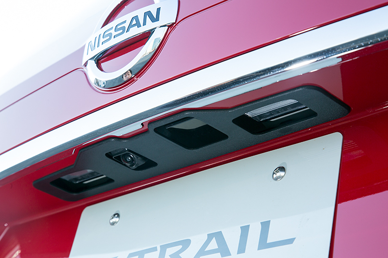 クルマの前後左右にカメラを装備。バックドアにはオプションの「リモコンオートバックドア」用センサーも設置