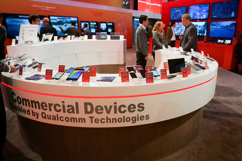 MWCのQualcommブースに展示されたスマートフォンやタブレット。実に多くの製品にQualcomm製品が採用されていることが分かる