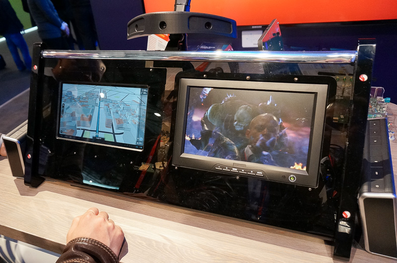 左の画面ではカーナビが動いており、右側の画面にはバックモニター相当の映像が流れている