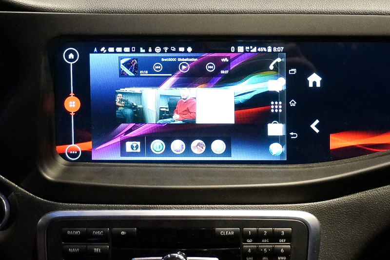 Androidスマートフォンを接続して使っている様子