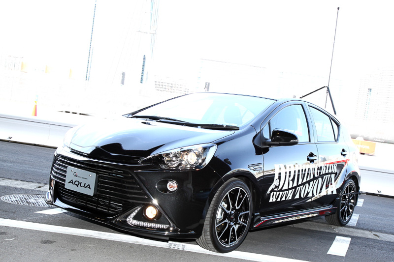 比較試乗のために用意されたのは、ノーマルのアクアとG'sシリーズの最新モデル「アクア G's」。アクア G'sには計測用のセンサー類が取り付けられているほか、リアバンパーに「LEDバーサライト」を装備している