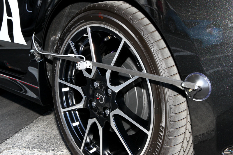 LEDバーサライトは屋根に届きそうなほどの高さ