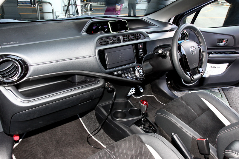 アクア G'sは専用のインパネやスポーツシートが装備されている。質感はワンランク上のクルマといった印象