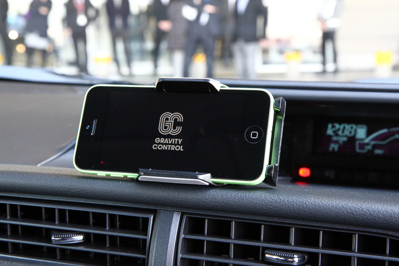 ダッシュボードに設置されたiPhoneの画面には、車両のGや車速、ステアリングを切った角度などが表示される