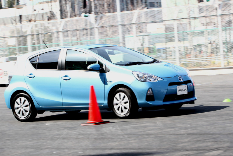 ノーマルのアクアの走行風景