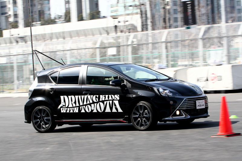 専用のスポーツサスペンションや大径のタイヤ＆ホイールを装備したアクア G'sだけに、予想どおりだがスムーズにスラロームを通過できる。