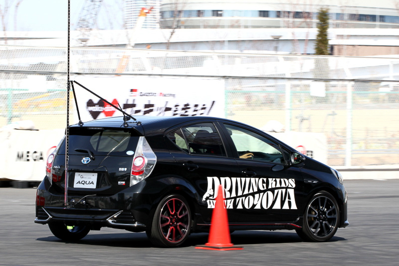 専用のスポーツサスペンションや大径のタイヤ＆ホイールを装備したアクア G'sだけに、予想どおりだがスムーズにスラロームを通過できる。