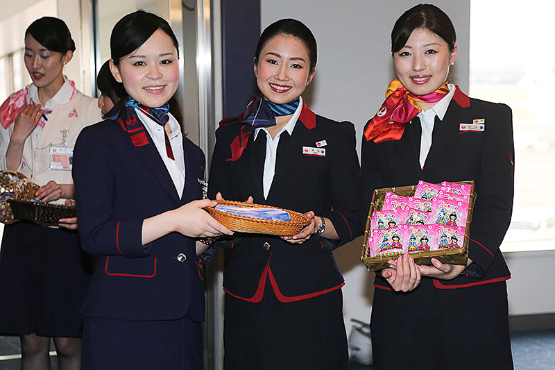 乗客には手書きのメッセージカードとひなあられがプレゼントされた