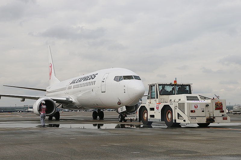 滑走路へトーイングされるJAL1785便