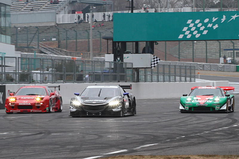 新旧3台のNSXがコースを走行した