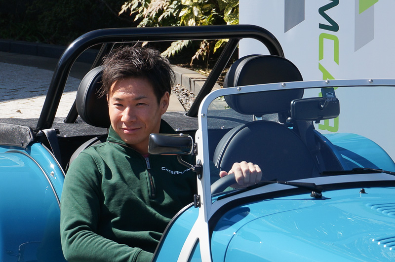 セブン 160のコックピットに座る小林選手