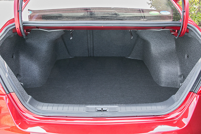 トランク容量は506L。リアシートはトランク上側のオープナーを引いて、6：4分割式で前方に倒せる
