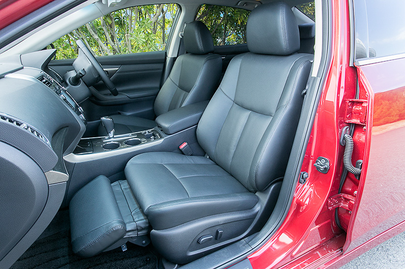 助手席パワーオットマンのサポート位置を最適化し、ふくらはぎにかかる圧力を広範囲に分散して利用時の快適性を高めている