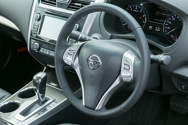 ステアリングは最近の日産車共通のテイスト。XVとXLは本革巻きタイプ