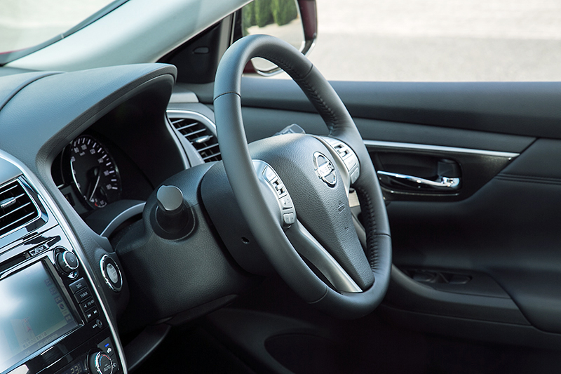 ステアリングはチルトに加え、新たにテレスコピック機構を採用