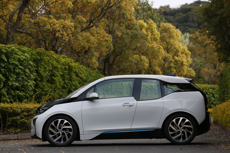 ピュアEV版とレンジエクステンダー版の見分け方は、右前輪上部の給油リッド。ピュアEV版には給油リッドが存在しない