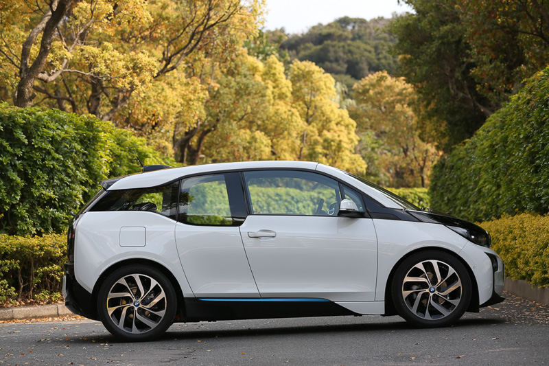 ピュアEV版とレンジエクステンダー版の見分け方は、右前輪上部の給油リッド。ピュアEV版には給油リッドが存在しない