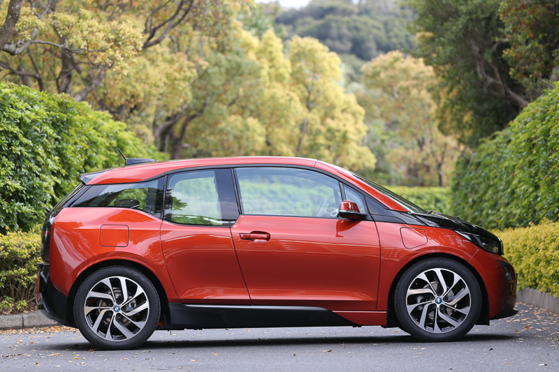 レンジエクステンダー版では、右前輪上部に給油リッド、右後輪上部に普通充電リッドが存在する