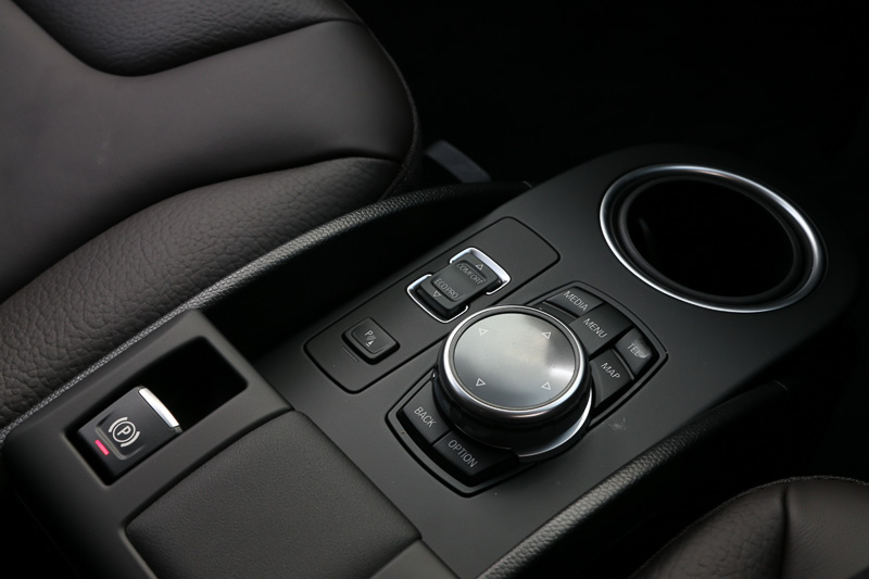 ナビ関連の操作はセンターコンソール付近で行う