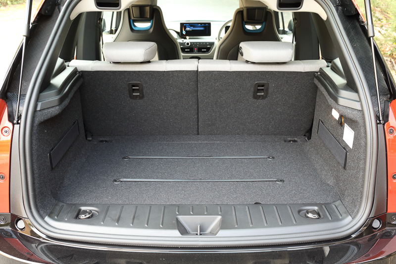 ラゲッジルーム。シートは50：50の分割可倒式