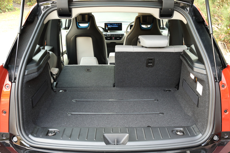 ラゲッジルーム。シートは50：50の分割可倒式