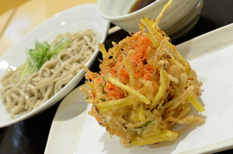 腹が減っては戦はできぬということで、駿河湾沼津SAで燃料を注入。まずはかき揚げそば 酒井の「駿河湾産桜海老のげんこつかきあげ蕎麦」から。衣がサクサクで桜海老が好きな人にはたまりません