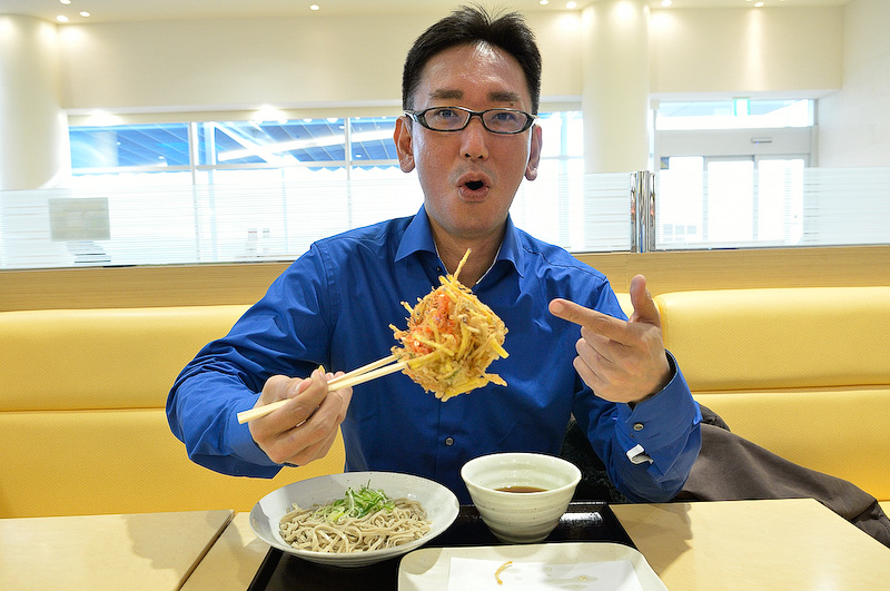 腹が減っては戦はできぬということで、駿河湾沼津SAで燃料を注入。まずはかき揚げそば 酒井の「駿河湾産桜海老のげんこつかきあげ蕎麦」から。衣がサクサクで桜海老が好きな人にはたまりません