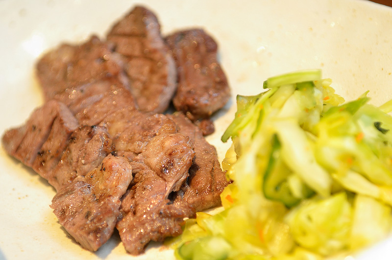 続いて牛タン専門店しおやの「しおや定食」も食す。牛タン、柔らかいっす。ボリュームもあり満足満足……