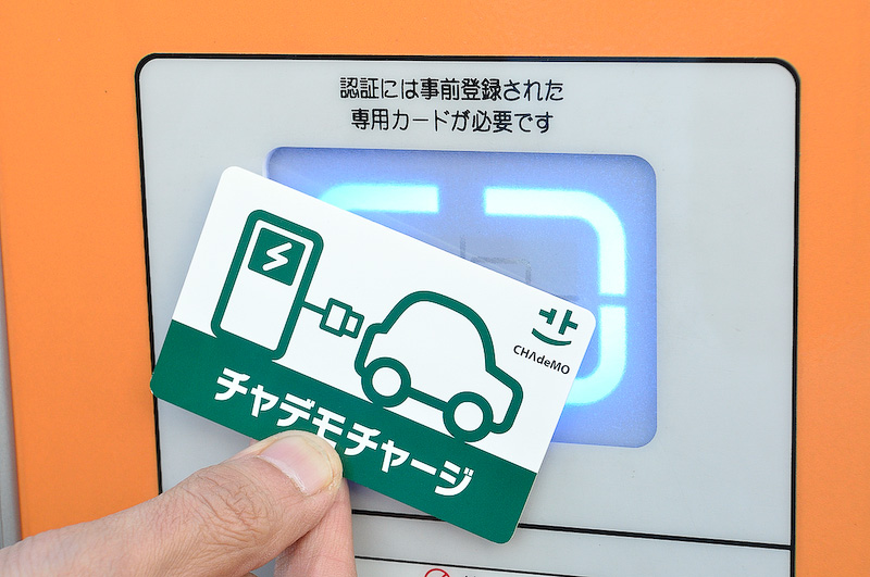 駿河湾沼津SAに設置される急速充電器に先客はおらず、到着してすぐに充電ができた。充電方法はいたって簡単。充電網整備推進機構が運営する会員制充電サービスネットワーク「チャデモチャージ」カードを充電器にかざし、コネクタを車両に接続して充電を開始するだけ。急速充電では30分で80％までバッテリー残量を回復することができる